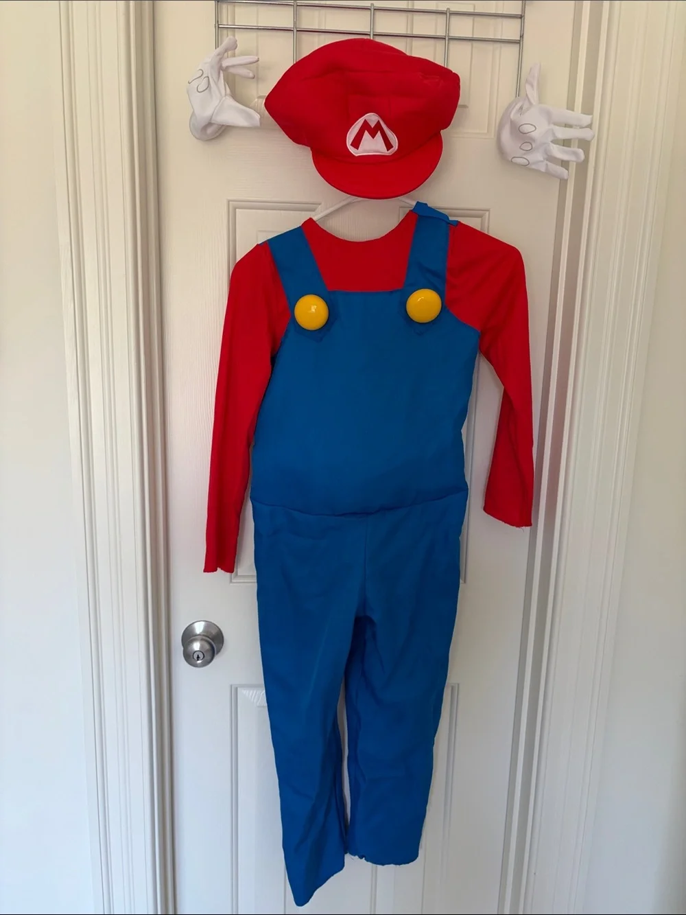 Mario!! Size 7/8!! Costume WITH Gloves AND Hat!!